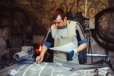 Masanın üzerinde ana berabere