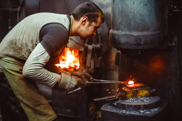 Herrero trabajando en la fragua —  Fotos de Stock