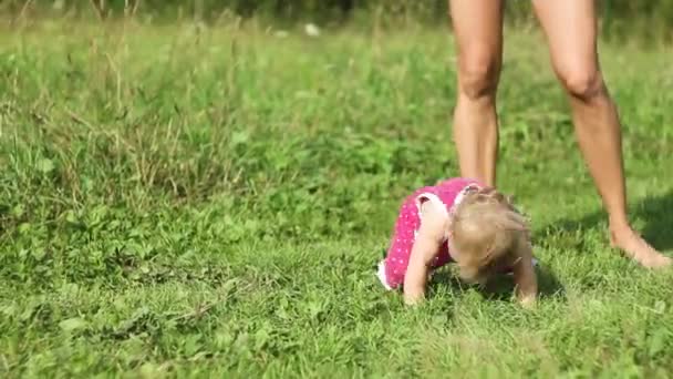Niño Aprende Caminar Sobre Hierba — Vídeo de stock