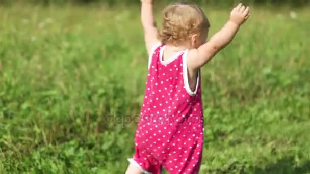 Niño Aprende Caminar Sobre Hierba — Vídeo de stock