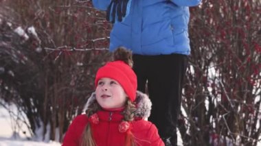 Aile sokakta kışın