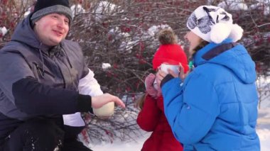 Kış ormanda çay içmek
