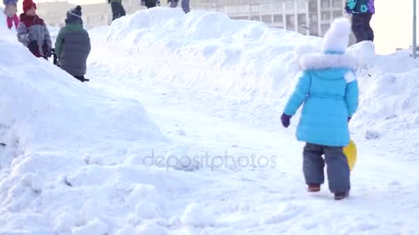 Rússia Novokuzneck 2017 Crianças Deslizam Montanhas Nevadas Dia Inverno — Vídeo de Stock
