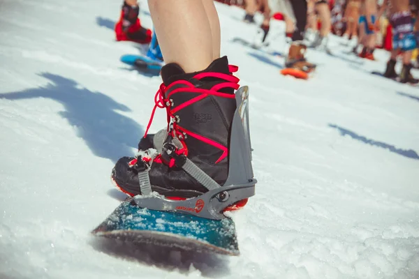 Russland, sheregesh, - 16.04.2016: im badeanzug auf der piste — Stockfoto