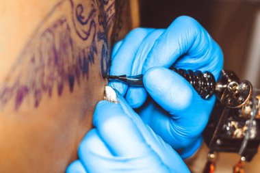 Ana dövme kadın sırtında