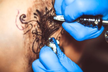 Ana dövme kadın sırtında