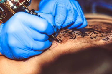 Ana dövme kadın sırtında