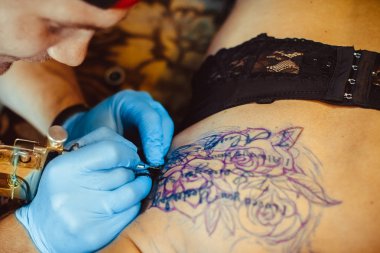 Ana dövme kadın sırtında