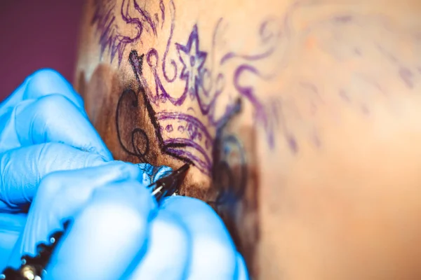 Мастер татуировки женщина на спине — стоковое фото