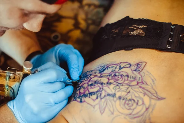 Ana dövme kadın sırtında