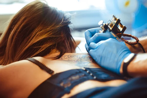 Master tatuaggio donna sulla schiena — Foto Stock