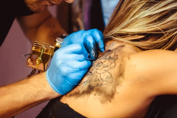 Mestre tatuagem mulher em suas costas — Fotografia de Stock