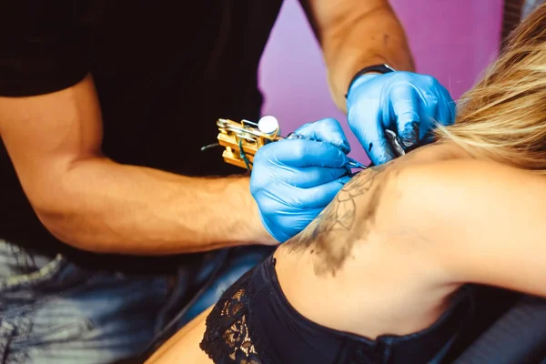 Ana dövme kadın sırtında — Stok fotoğraf