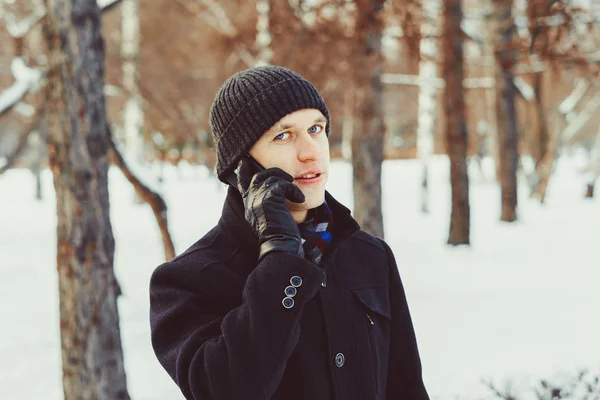 Człowiek w telefonie w zimie — Zdjęcie stockowe