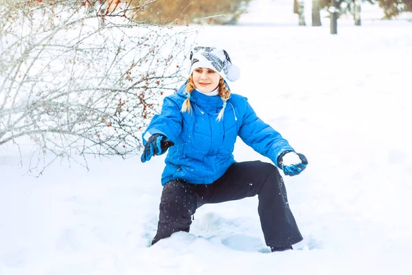 La chica lanza la bola de nieve — Foto de Stock