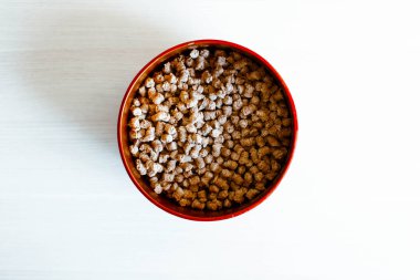 üstünde tepe-in yiyecek yuvarlak tabak