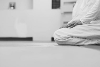 bir kimono spor salonunda oturan öğrenciler