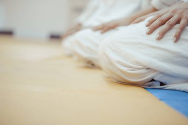 bir kimono spor salonunda oturan öğrenciler