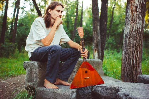 Een man met een balalaika — Stockfoto