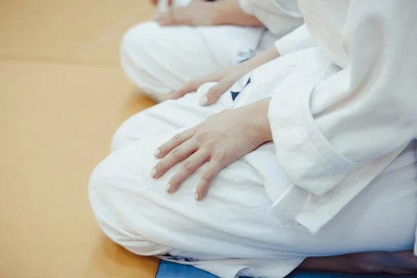 Estudiantes sentados en un kimono en el gimnasio —  Fotos de Stock