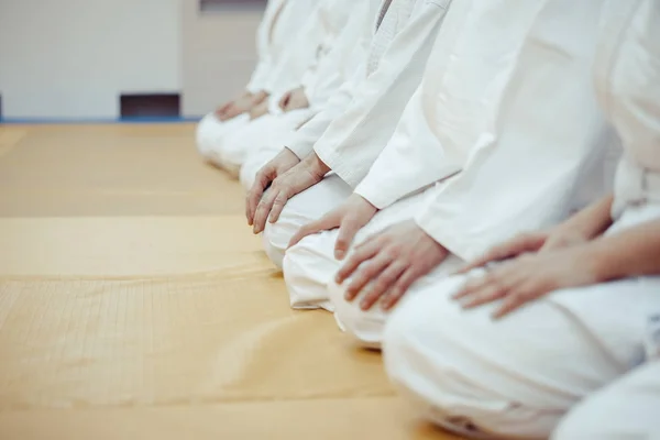 Estudiantes sentados en un kimono en el gimnasio — Foto de Stock