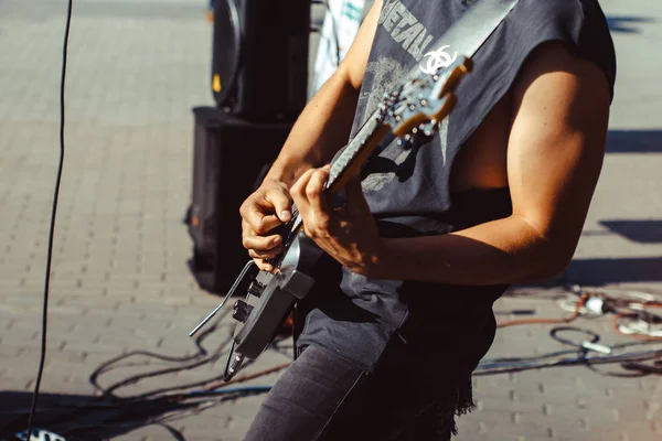 Novokuzneck, russland, 27.06.2017: der Gitarrist spielt auf der Straße — Stockfoto