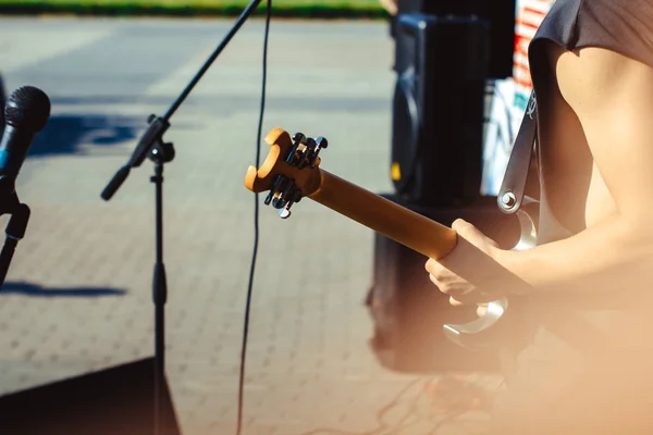 Novokuzneck, Rússia, 27.06.2017: o guitarrista toca na rua — Fotografia de Stock