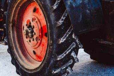 Karda traktör tekerlekli