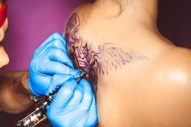 Ana dövme kadın sırtında