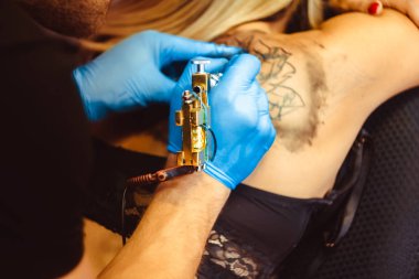 Ana dövme kadın sırtında