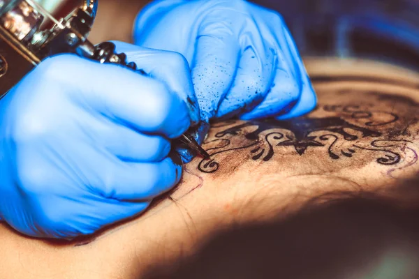 Ana dövme kadın sırtında