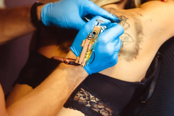Мастер татуировки женщина на спине — стоковое фото