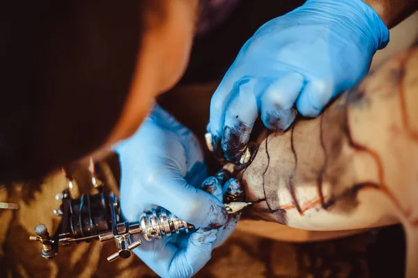 O Mestre Da Tatuagem Faz a Tatuagem Preta Na Mão Masculina Foto de Stock - Imagem de detalhe, marca: 153497120