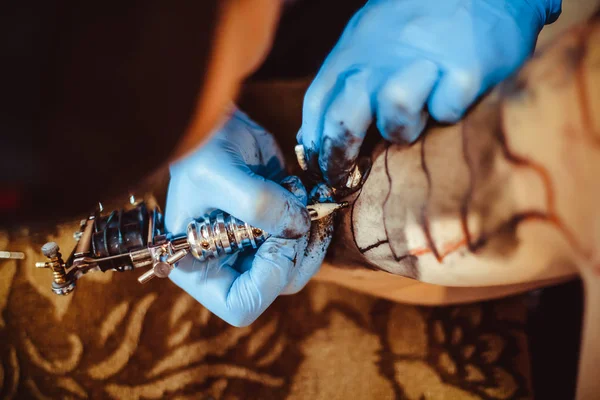 The master does the tattoo — Stock Photo, Image