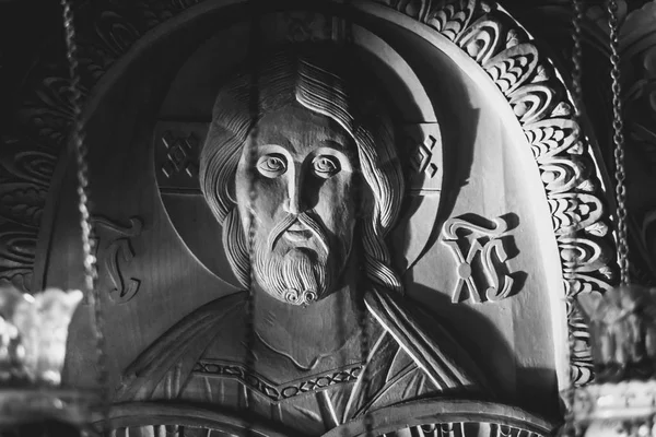 Novokuzneck, Rússia, 1.11.2017: o rosto de Jesus esculpido em madeira — Fotografia de Stock