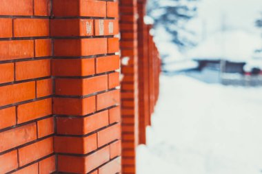 Kırmızı tuğla çit günbatımı