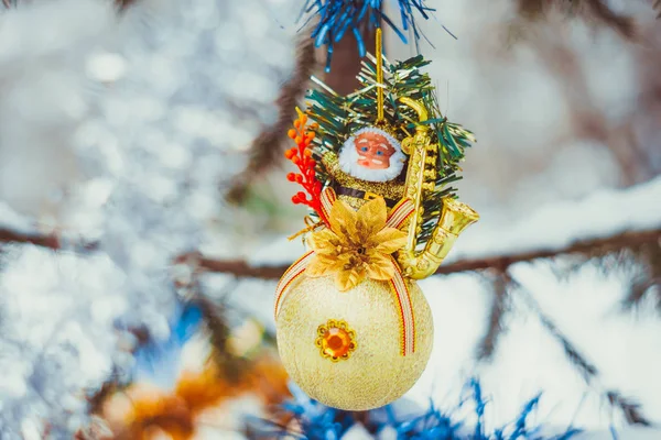 Kerstbal op de takken spar. — Stockfoto