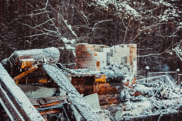 Holzhaus abgebrannt — Stockfoto