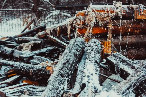 Spalony dom drewniany — Zdjęcie stockowe