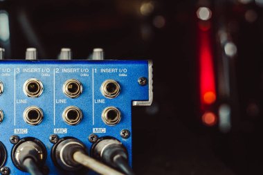 Ses konektörleri ses karıştırıcı dahil.