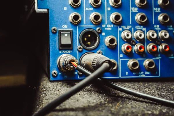 Conectores de sonido incluidos en el mezclador de audio . —  Fotos de Stock