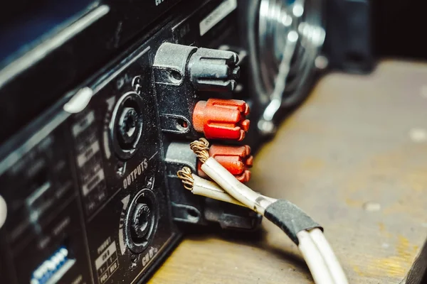 Conectores de sonido incluidos en el mezclador de audio . — Foto de Stock