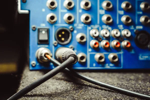 Conectores de sonido incluidos en el mezclador de audio . —  Fotos de Stock