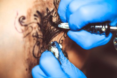 Ana dövme kadın sırtında