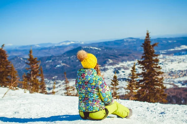 A lány ül a tetején, télen — Stock Fotó