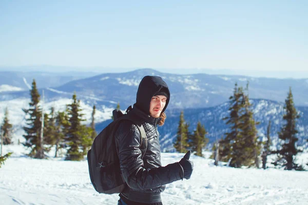 Facet stoi w górach w zimie — Zdjęcie stockowe