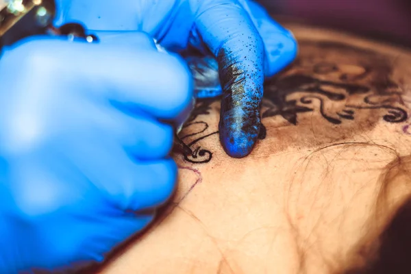 Master tattoo woman on her back — Stock Photo, Image