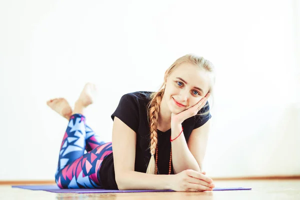 Girl lying in the gym — Stock Photo, Image
