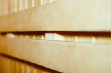 saunada ahşap raflar