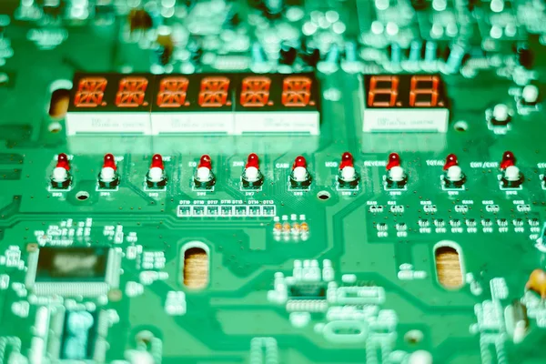 Primer plano del chip en el tablero electrónico —  Fotos de Stock